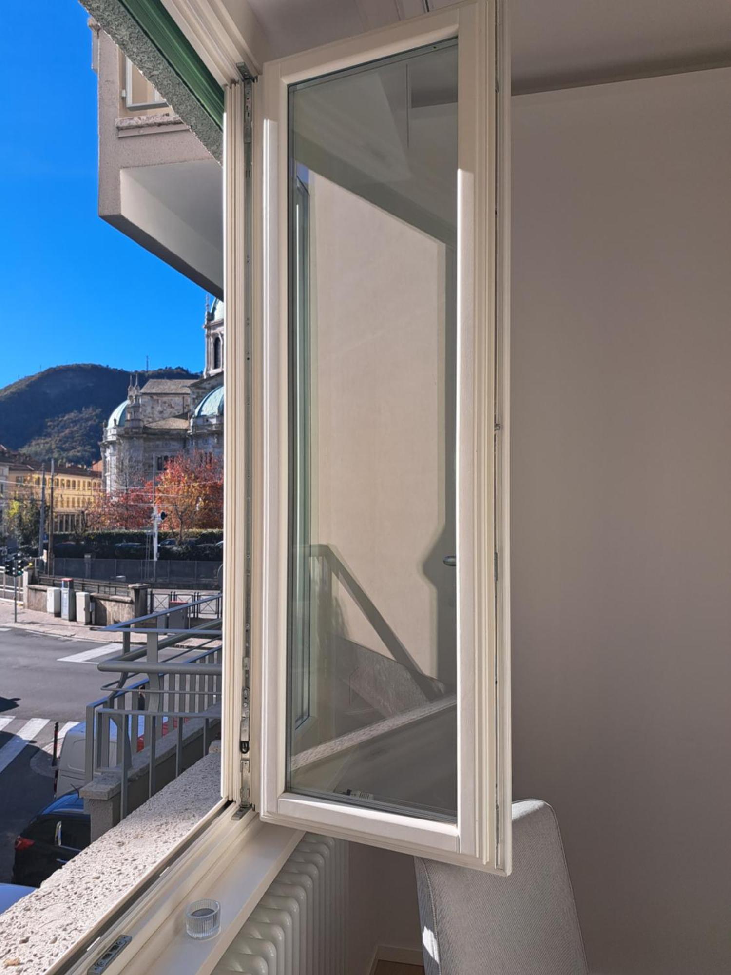 The Window On The Theatre And The Cathedral - Luxury Apartment Комо Екстериор снимка